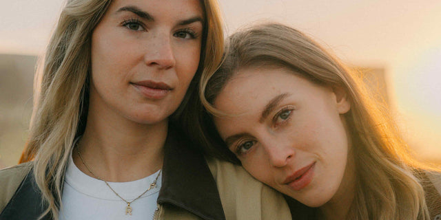 Two women outdoors, representing weeks 5-6 of AEVUM Daily Vitals — deep biomarkers move